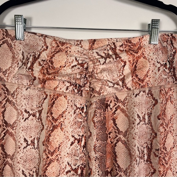 Victoria’s Secret Love Cloud Rouched Leggings Pink Cream Snake Size XL - Picture 4 of 6